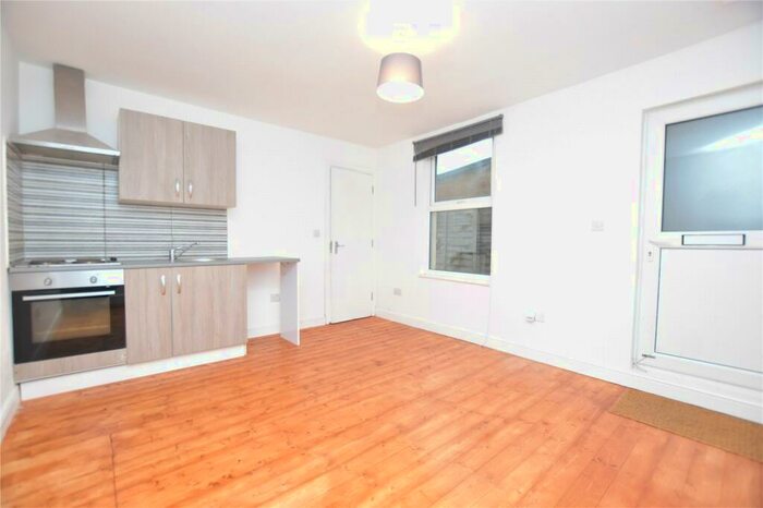 Apartment To Rent In High Street, London, SE25