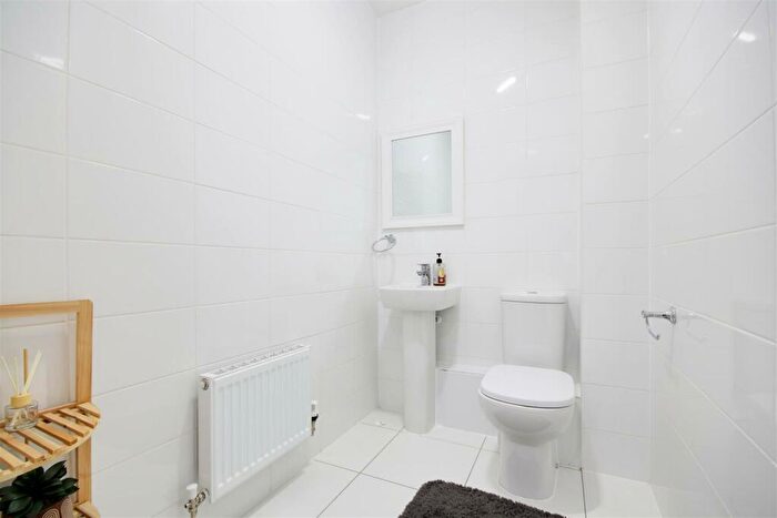 3 Bedroom End Of Terrace House For Sale In Archer Way, Enfield, EN2