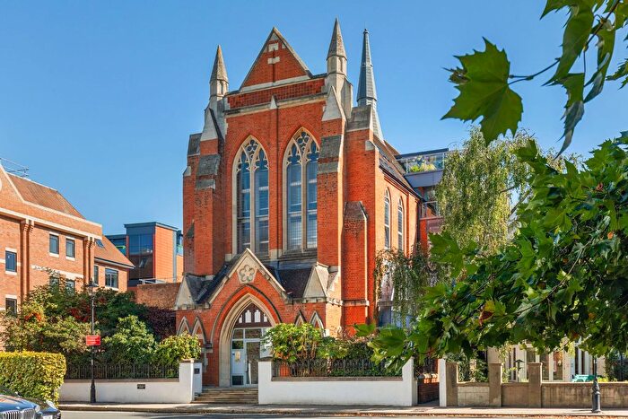 3 Bedroom Flat For Sale In Little Green, Richmond, TW9