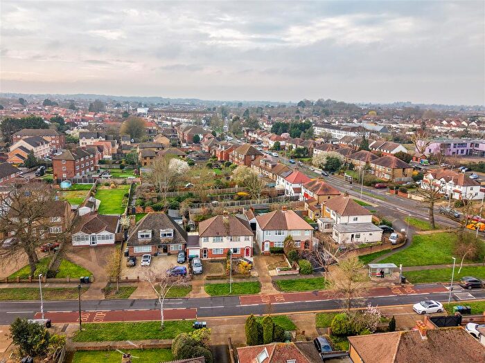 3 Bedroom Semi Detached House For Sale In Gilders Road, Chessington, KT9