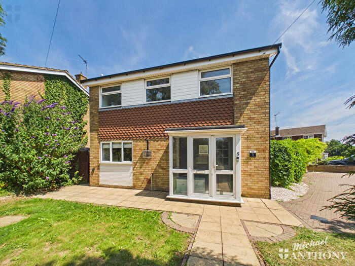 3 Bedroom Detached House For Sale In Douglas Road, Aylesbury, HP20