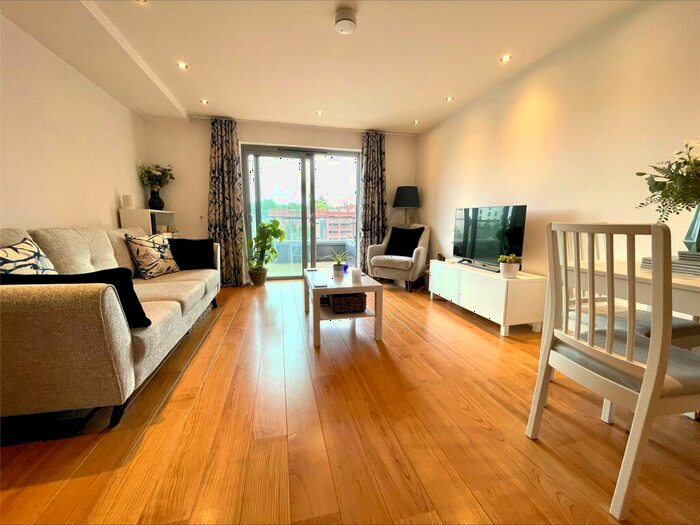 1 Bedroom Flat For Sale In Queensmead, Farnborough, Hampshire, GU14