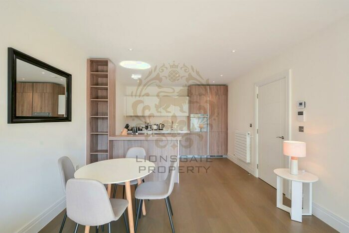 2 Bedroom Apartment To Rent In Hamond Court, KT2