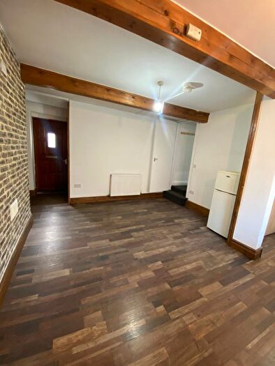 2 Bedroom Maisonette To Rent In Perserverance Lane, Bradford, BD7