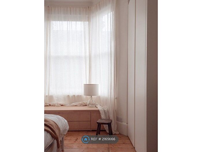 2 Bedroom Flat To Rent In Brading Road, London, SW2