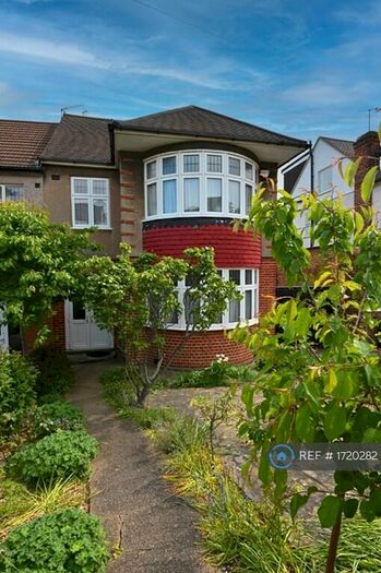 3 Bedroom Semi-Detached House To Rent In Grosvenor Gardens, London, N14