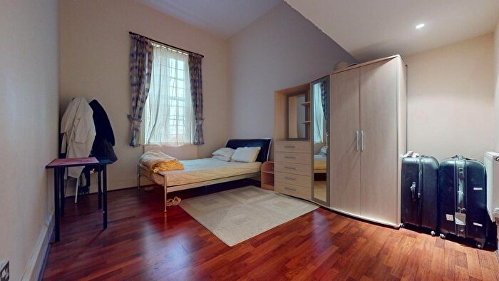 3 Bedroom Flat To Rent In Royal Drive, London, N11
