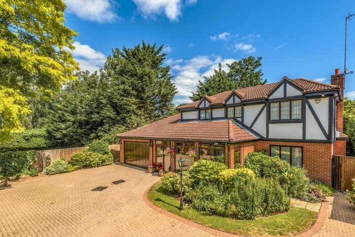 5 Bedroom Detached House To Rent In Grenville Close, Finchley, N3