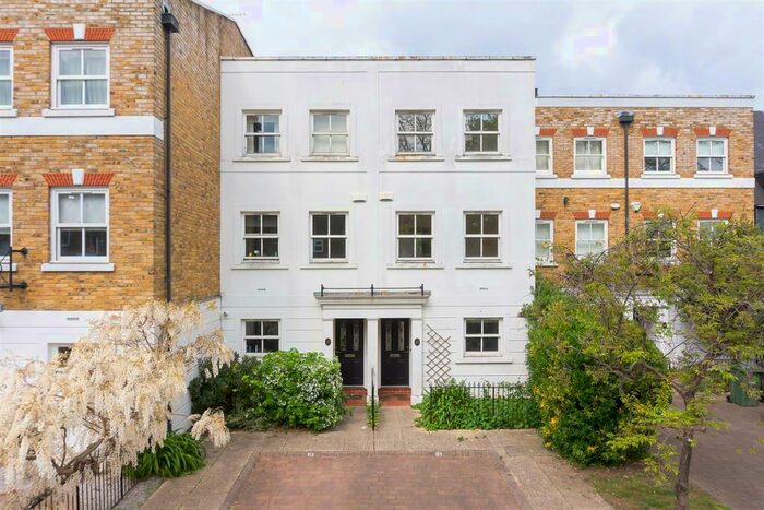 4 Bedroom Mews To Rent In Fernbank Mews, SW12