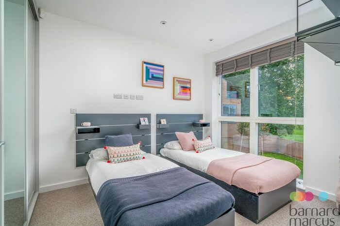 3 Bedroom Terraced House For Sale In Oak Grove, Muswell Hill, London, N10