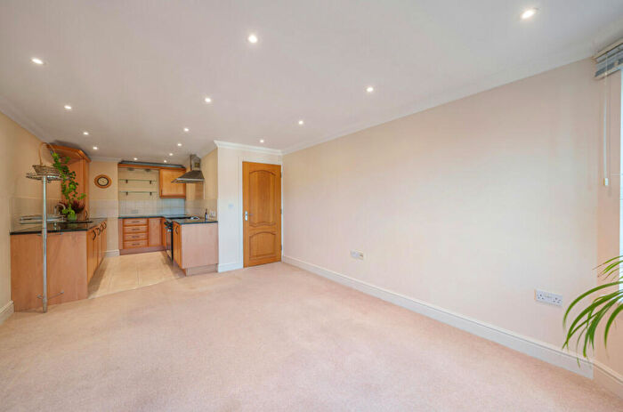 2 Bedroom Apartment For Sale In Sturges Road, Wokingham, Berkshire, RG40