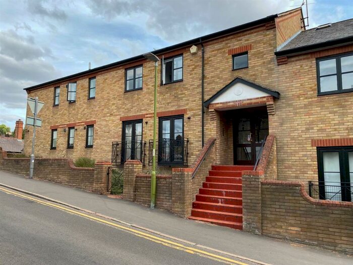 2 Bedroom Flat To Rent In Ravens Lane, Berkhamsted, HP4