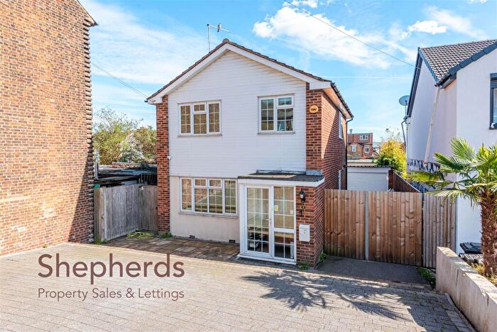 3 Bedroom Detached House For Sale In Rye Road, Hoddesdon, EN11