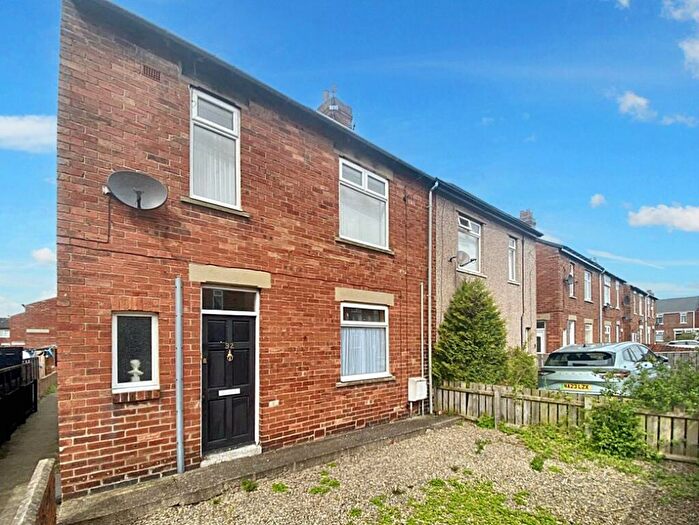 2 Bedroom Flat To Rent In Rosalind Avenue, Bedlington, Northumberland, NE22