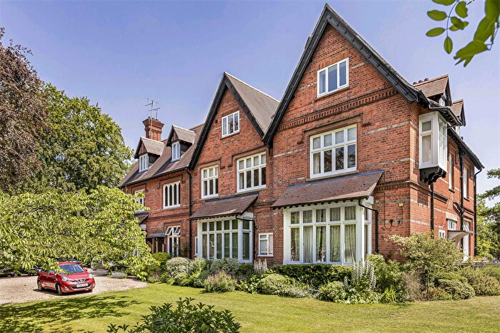 2 Bedroom Flat For Sale In Apartment Clevemede House, Goring On Thames, RG8
