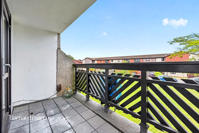 1 Bedroom Flat To Rent In Coniston Close, London, SW20