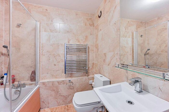 1 Bedroom Flat To Rent In Osprey Heights, Battersea, London, SW11