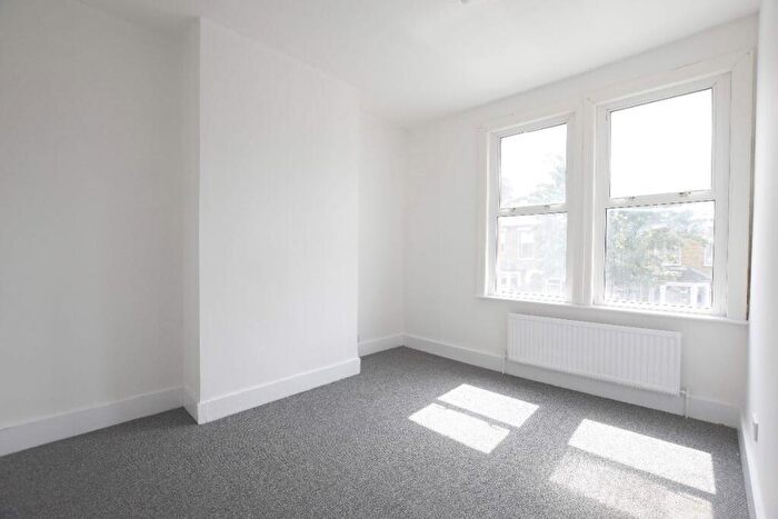 4 Bedroom Semi-Detached House To Rent In Grosvenor Road, Leyton, E10