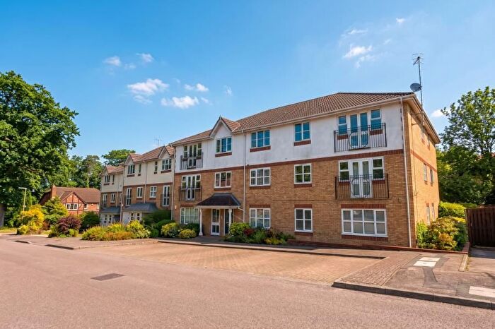 2 Bedroom Flat To Rent In Knaphill, Woking, Surrey, GU21