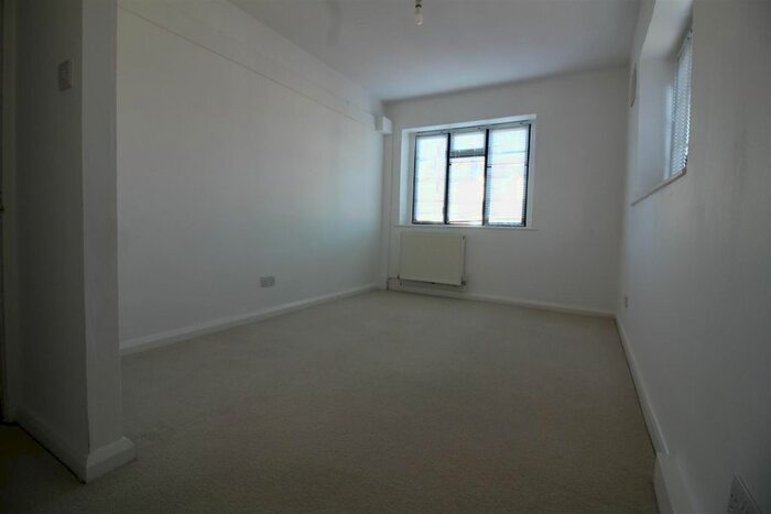 3 Bedroom Flat To Rent In Pembroke Road, Sevenoaks, TN13