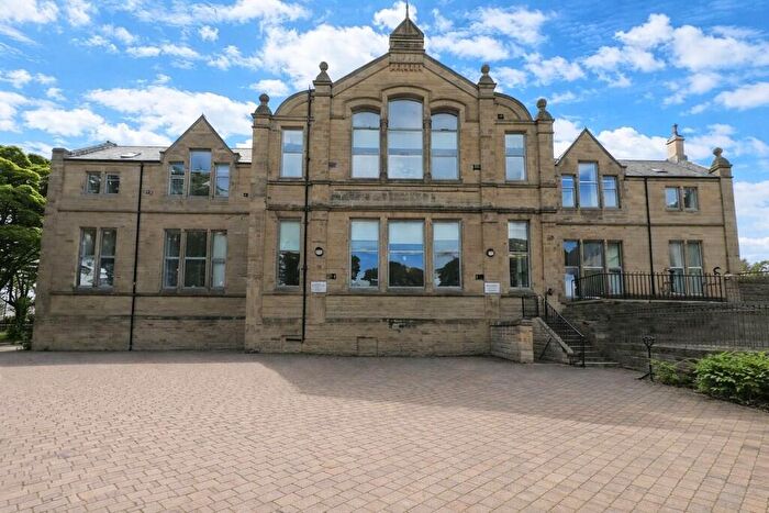 3 Bedroom Apartment For Sale In Chrisharben Court, Green End, BD14