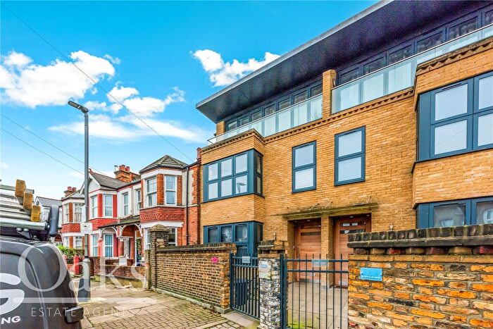 4 Bedroom Semi-Detached House To Rent In Freshford Street, London, SW18