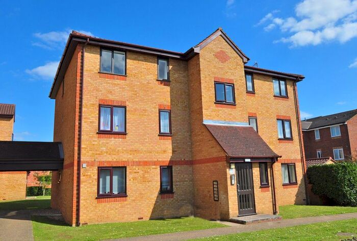 2 Bedroom Flat To Rent In Lowestoft Drive, Burnham, Slough SL1