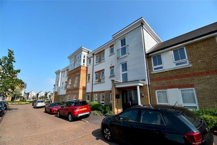 2 Bedroom Flat To Rent In Raven Drive, Maidenhead, Berkshire, SL6