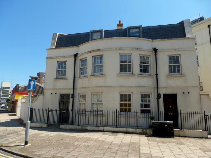 3 Bedroom Flat To Rent In West Buildings, Worthing, BN11