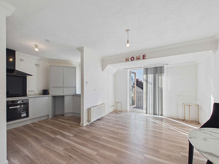 2 Bedroom Flat For Sale In Victoria Avenue, Southend-on-sea, SS2