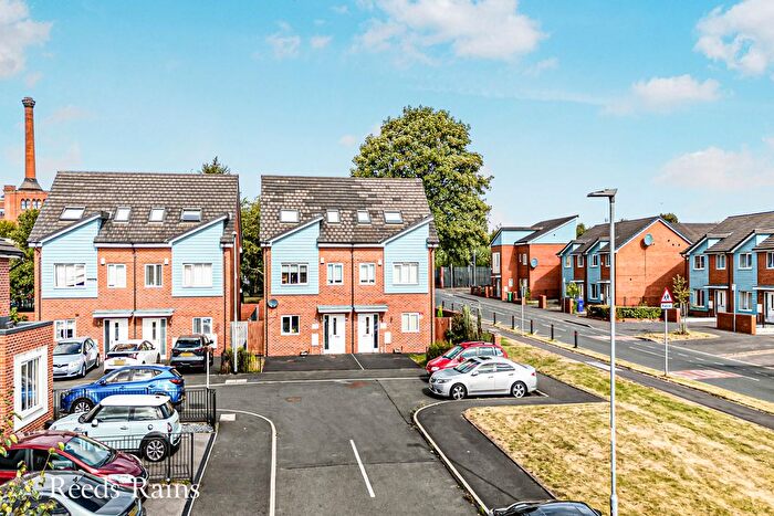 4 Bedroom Semi-detached House For Sale In Carmody Close, Manchester, M40