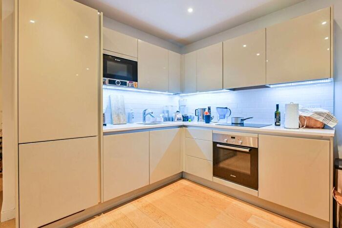 1 Bedroom Flat To Rent In Sayer Street, Elephant And Castle, London, SE17