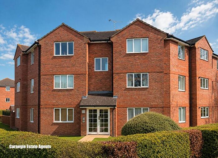 2 Bedroom Flat To Rent In Heathcroft, Welwyn Garden City, Hertfordshire, AL7