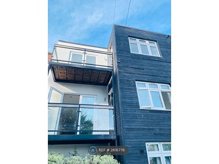 1 Bedroom Flat To Rent In Pinions Road, High Wycombe, HP13