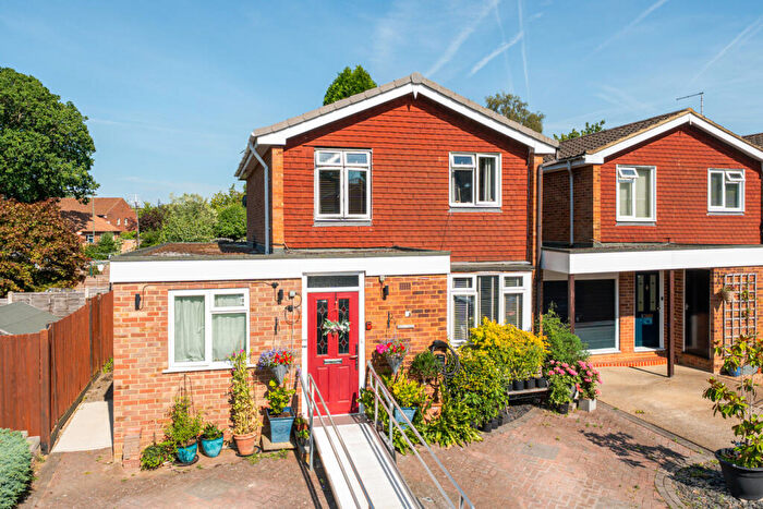 4 Bedroom Detached House For Sale In Denvale Walk, Woking, GU21