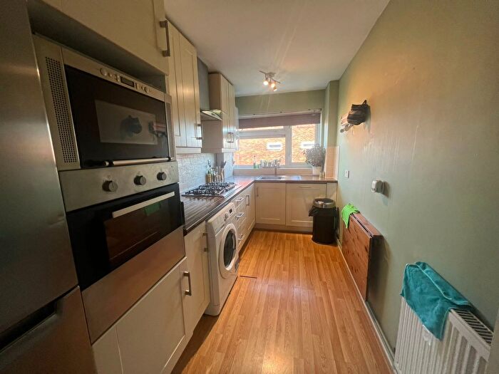 2 Bedroom Flat To Rent In St. Peters Close, Ilford, IG2