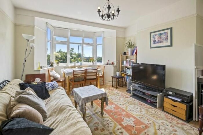 2 Bedroom Flat To Rent In East End Road, London, N2