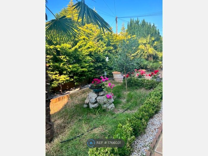 Studio To Rent In Rendlesham Road, London, EN2