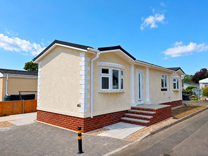 2 Bedroom Mobile/park Home For Sale In Penton Park, Chertsey, KT16