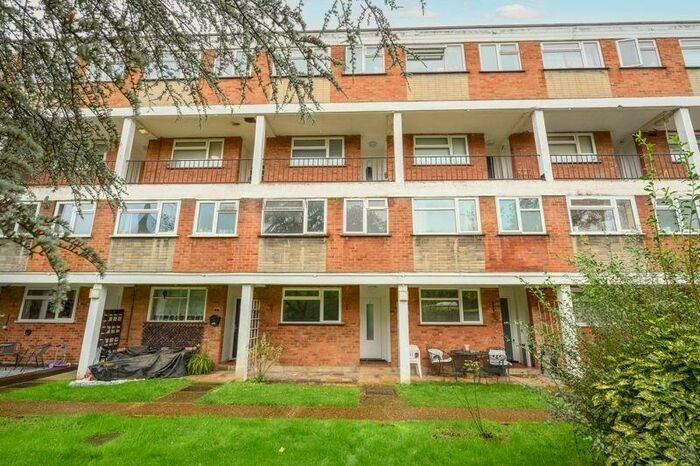 2 Bedroom Flat To Rent In Manor Road, Walton-On-Thames, KT12