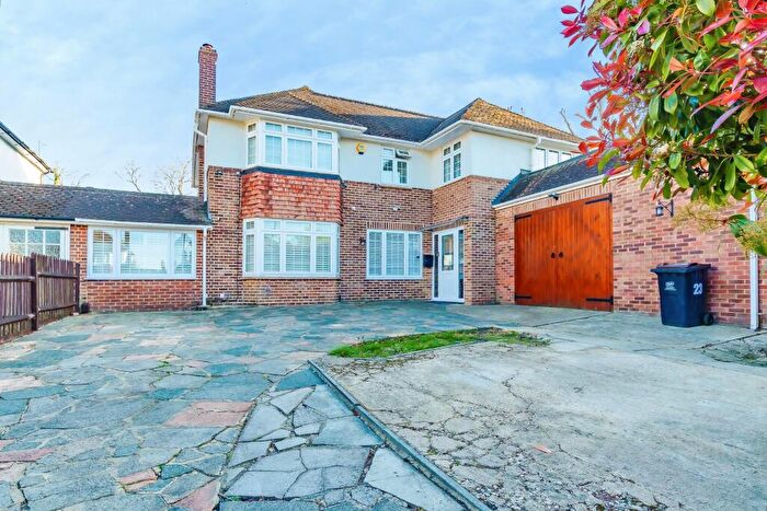 5 Bedroom Detached House For Sale In Cheyne Close, Bromley, BR2