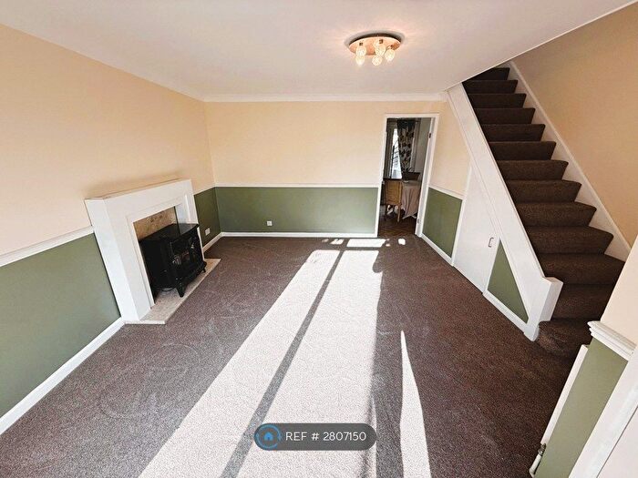 3 Bedroom Semi-detached House To Rent In Glenwood Crescent, Sheffield, S35