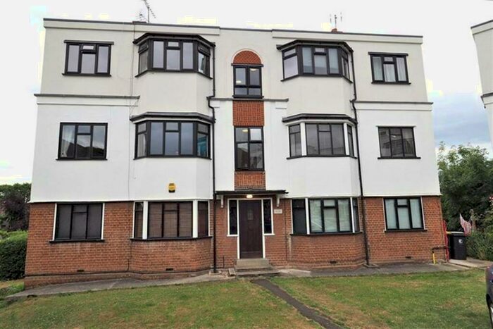 2 Bedroom Apartment To Rent In York Crescent, Loughton, IG10
