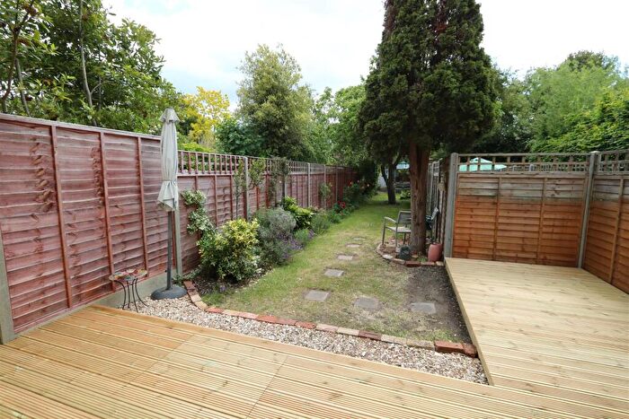 2 Bedroom Apartment To Rent In Lime Grove New Malden, KT3