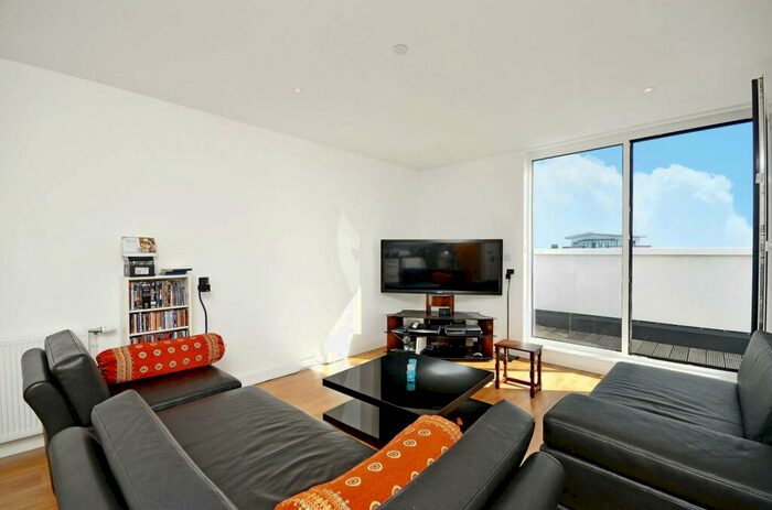 3 Bedroom Flat To Rent In Ward Road, Stratford, London, E15