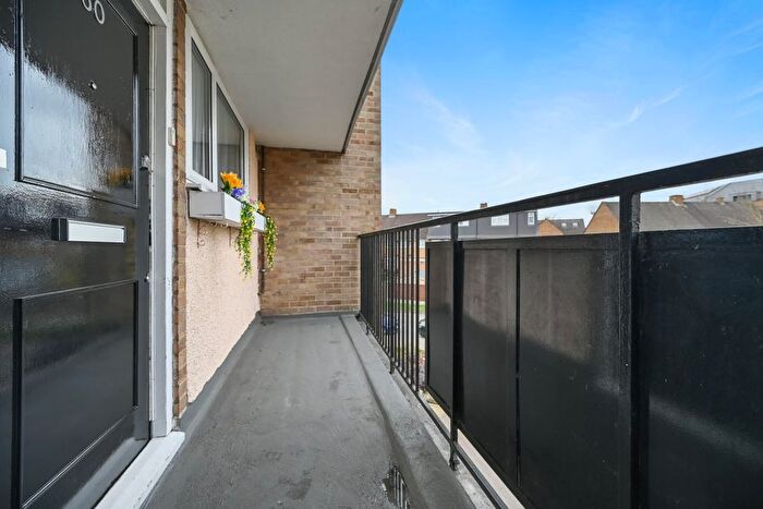 2 Bedroom Flat For Sale In Blossom Lane, Enfield, EN2