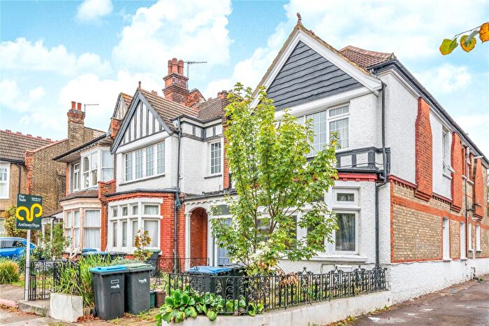 3 Bedroom Flat For Sale In Lakeside Road, Palmers Green, London, N13