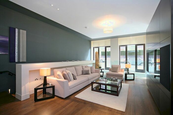 3 Bedroom Flat To Rent In Great Portland Street, Marylebone, London, W1W