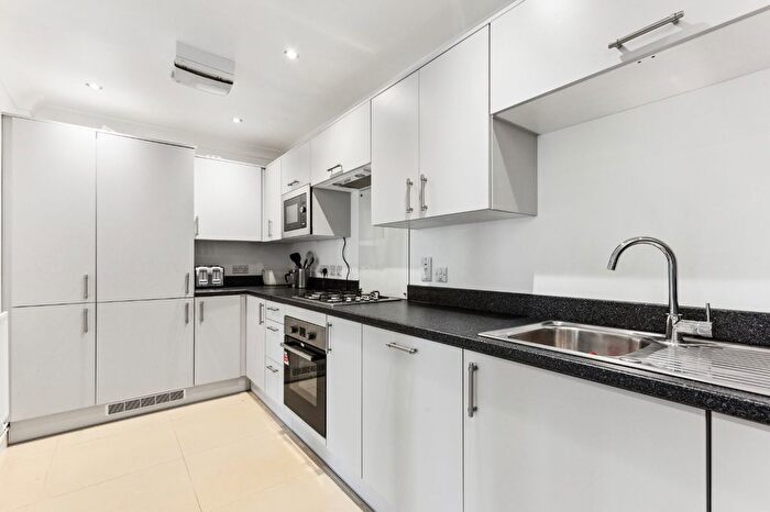 2 Bedroom Flat To Rent In Wood Court, Heathstan Road, W12