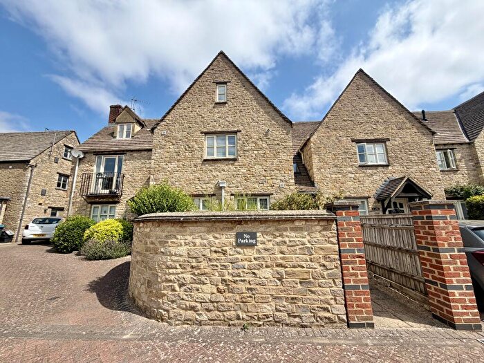 3 Bedroom Flat To Rent In Waine Rush View, Witney, OX28